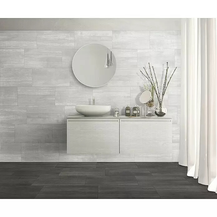 Steingutfliese Wave - 30 x 60 cm, Anthrazit, Matt - Helle graue rechteckige Wandfliesen in Steinoptik in einem modernen Badezimmer.