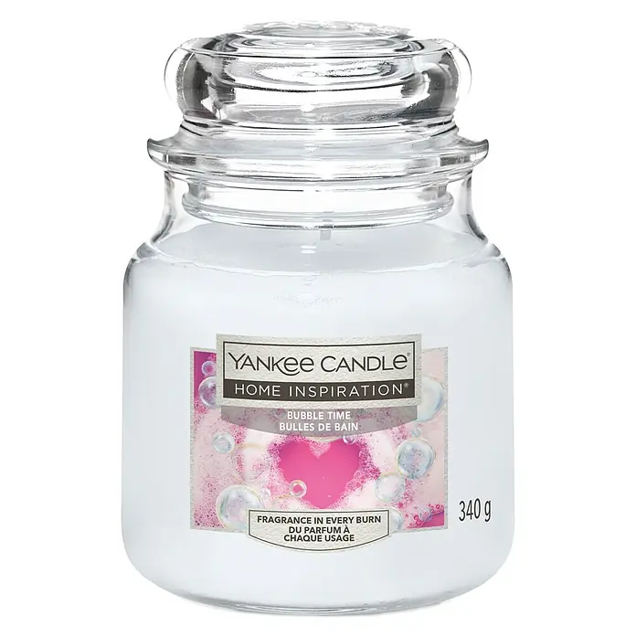Yankee Candle Home Inspirations Duftkerze - Im Glas, Bubble Time, Medium - Nahaufnahme einer Yankee Candle "Home Inspiration® Bubble Time" Duftkerze im Glasbehälter mit Deckel und pinkfarbenem Etikett.