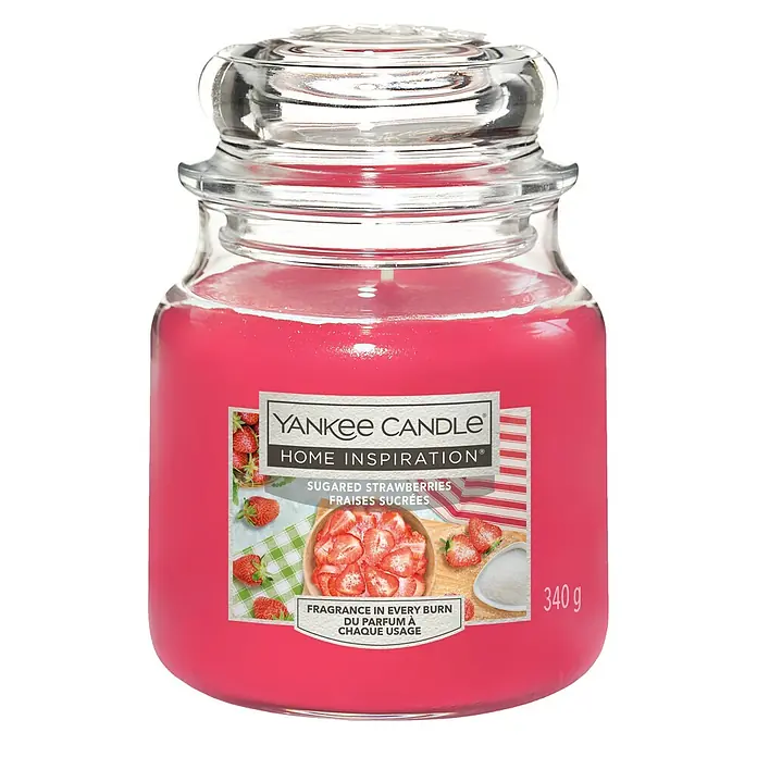 Yankee Candle Home Inspirations Duftkerze - Im Glas, Sugared Strawberries, Medium - Yankee Candle Home Inspiration Duftkerze "Sugared Strawberries" im Glas mit Deckel, 340 g. Süßer Erdbeerduft für ein gemütliches Zuhause.
