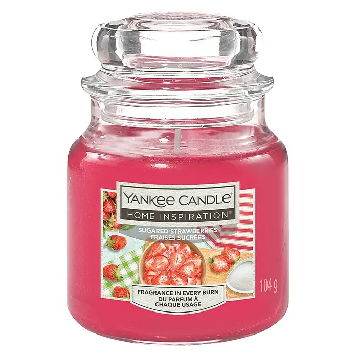 Yankee Candle Home Inspirations Duftkerze - Im Glas, Sugared Strawberries, Small - Nahaufnahme einer Yankee Candle "Sugared Strawberries" Duftkerze im Glas mit Deckel, die ein süßes Erdbeeraroma verspricht.