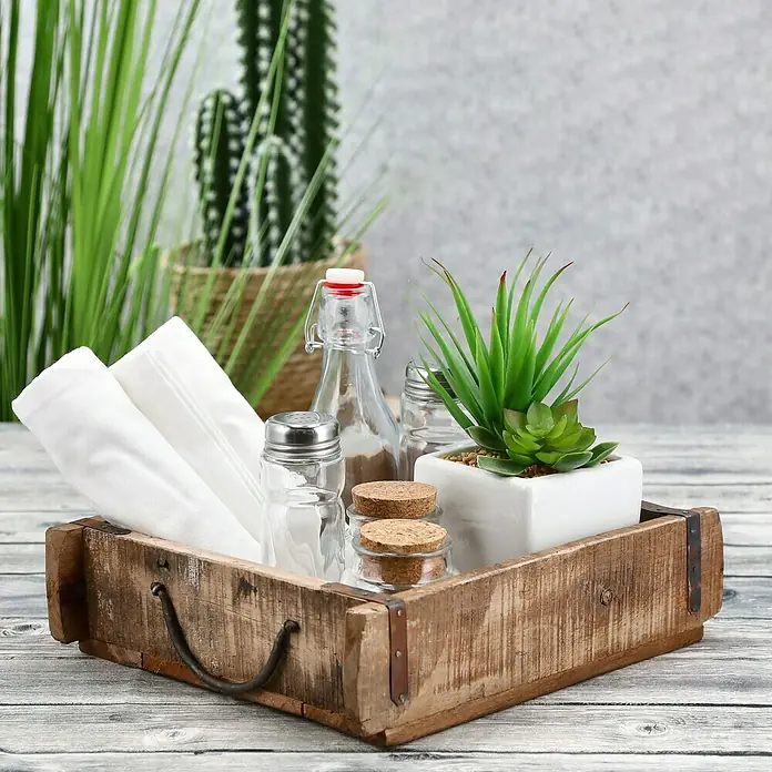 Holzkiste Ziegelform - L x B x H: 30 x 25 x 8 cm, Braun - Rustikale Holzkiste mit Handtüchern, Glasflaschen, Gewürzen und einer Sukkulente in einem weißen Topf als dekoratives Element.