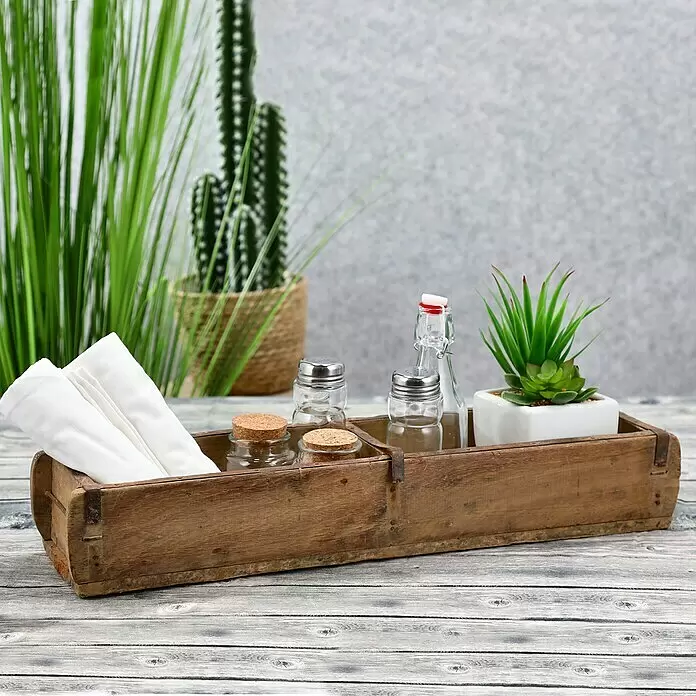 Holzkiste Ziegelform - L x B x H: 60 x 15 x 9 cm, Braun - Rustikaler Holzkasten mit gefalteten weißen Servietten, Gewürzgläsern, Streuern, einer kleinen Flasche und einer kleinen Grünpflanze.