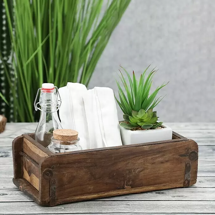Holzkiste Ziegelform - L x B x H: 30 x 15 x 9 cm, Braun - Dunkle Holzkiste gefüllt mit weißen gerollten Handtüchern, einer Glasflasche, einem kleinen Korkenglas und einer Sukkulente in einem weißen Topf.