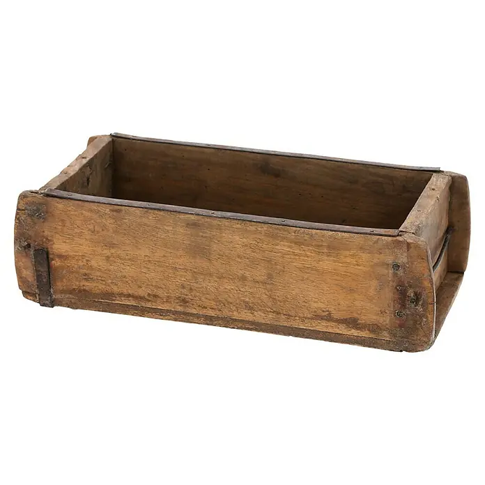 Holzkiste Ziegelform - L x B x H: 30 x 15 x 9 cm, Braun - Antike hölzerne Ziegelform mit Metallverstärkungen, ideal für rustikale Dekoration und zur Präsentation kleiner Gegenstände.