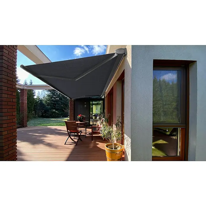SM Vollkassettenmarkise REC-164Dunkelgrau, Farbe Gestell: Weißaluminum, Breite: 5 m, Ausfall: 3 m - Bild einer grauen Markise, die über einer Holzterrasse angebracht ist. Die Markise bietet Schatten und Schutz vor der Sonne auf der Terrasse.