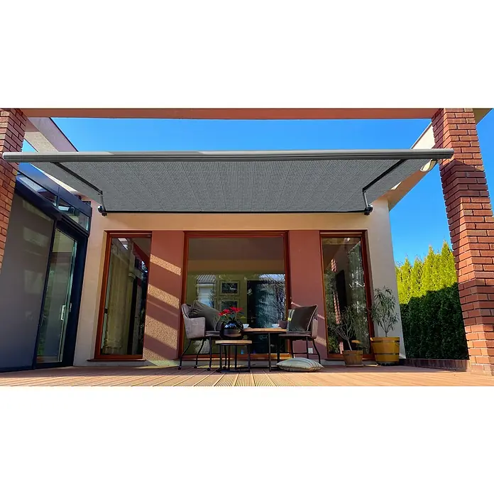 SM Vollkassettenmarkise T-5406/107 - Grau, Farbe Gestell: Weißaluminum, Breite: 5 m, Ausfall: 3 m - Das Bild zeigt eine moderne Terrassenüberdachung in Grau, die Schatten spendet und das Ambiente des Außenbereichs aufwertet.