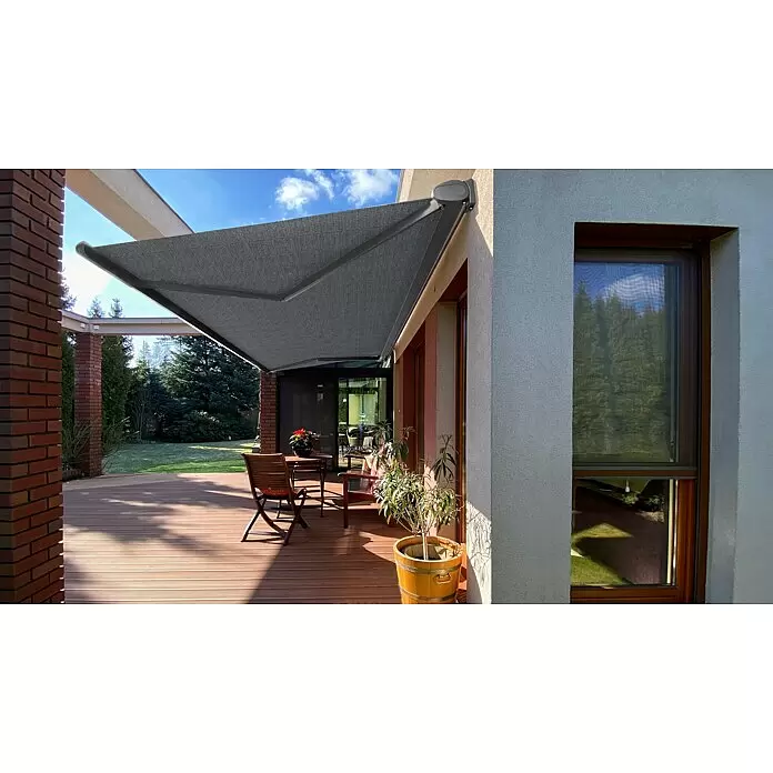 SM Vollkassettenmarkise T-5406/107 - Grau, Farbe Gestell: Weißaluminum, Breite: 5 m, Ausfall: 3 m - Dunkelgraue Markise über einer Holzterrasse ausgefahren, spendet Schatten für einen Sitzbereich im Freien.