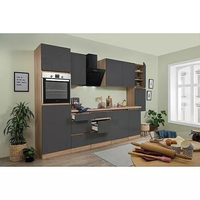 Respekta Premium Küchenleerblock Lorena - Breite: 330 cm, Grau, Dekor Arbeitsplatte: Holzoptik, Hochglänzend, Ohne Elektrogeräte - Dunkelgraue Küche mit Holzakzenten, integriertem Backofen, Kochfeld, Dunstabzugshaube und Spüle, in einem hellgrünen Raum.
