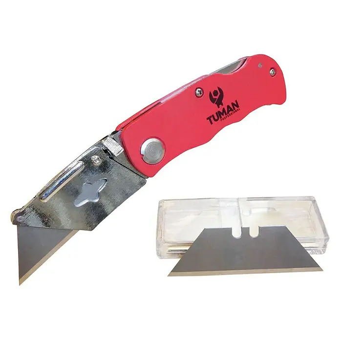 Cuchillo cúter - Rojo - Un cúter rojo Tuman con un paquete de hojas de repuesto, reconocido por su durabilidad y versatilidad en las tareas de corte.