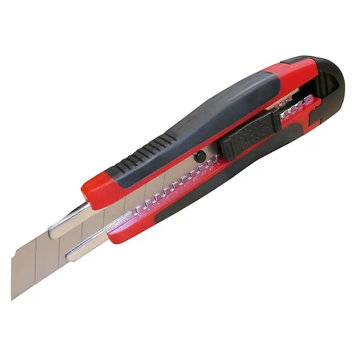 Cuchillo cúter - Negro/Rojo - Primer plano de un cúter rojo y negro con una hoja retráctil sobre un fondo negro.