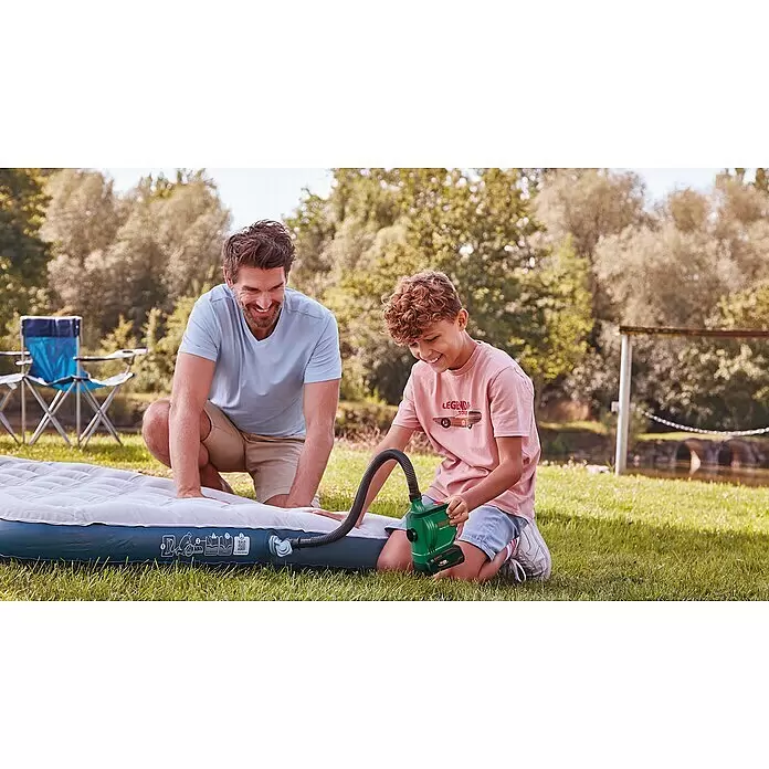 Bosch Power for All 18V Bomba de aire de batería EasyInflate 500 - 18 V, 1 batería - Bomba de aire inalámbrica Bosch verde inflando un colchón gris, sostenida por un niño al aire libre.