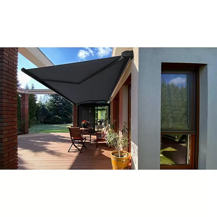 SM Vollkassettenmarkise REC-164 - Dunkelgrau, Farbe Gestell: Anthrazitgrau, Breite: 5 m, Ausfall: 3 m - Schwarze Stoffmarkise über einer Holzterrasse, am Haus befestigt, spendet Schatten.