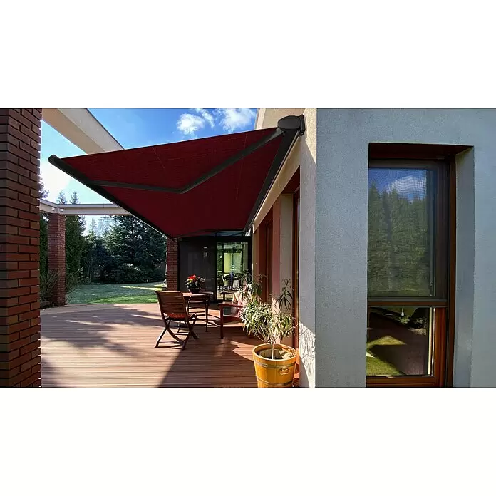 SM Vollkassettenmarkise T-407/11 - Rot, Farbe Gestell: Anthrazitgrau, Breite: 5 m, Ausfall: 3 m - Rote Markise ausgefahren über einer Holzterrasse, die einen Sitzbereich im Freien beschattet.