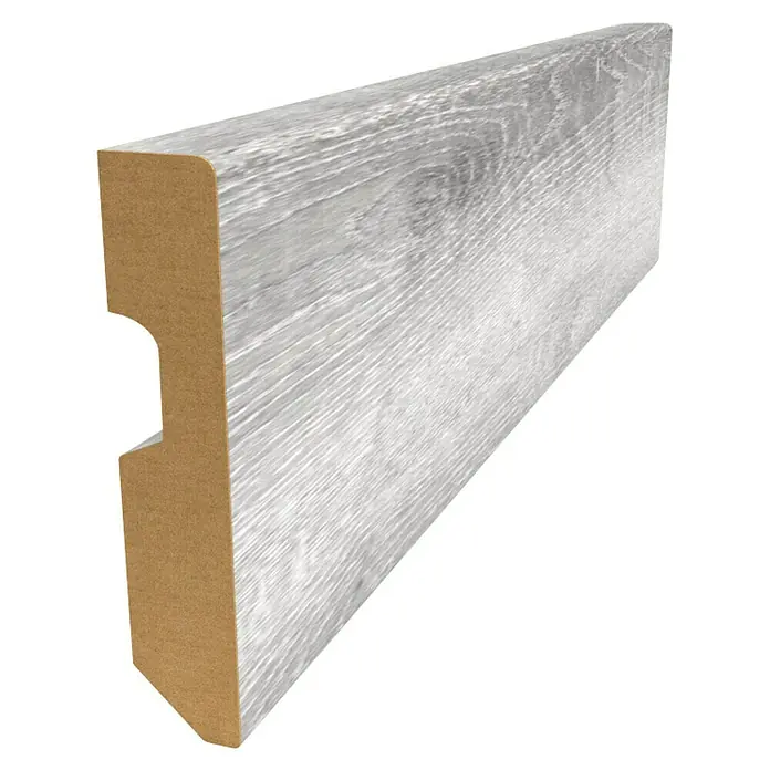 Rodapié Roble Jarama - 2,44 m x 80 mm x 15 mm - Rodapié de madera con veta de madera clara. El rodapié tiene un corte para el enrutamiento de cables y aspecto madera clara.