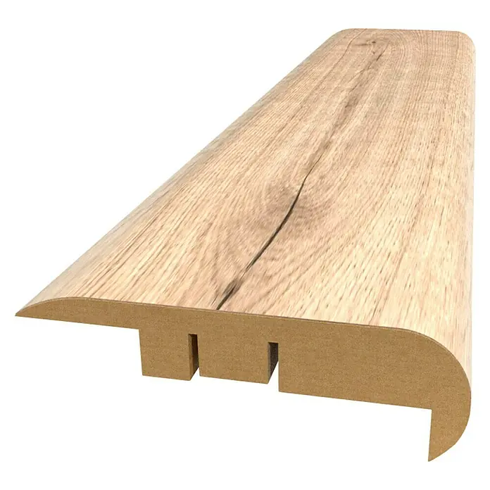 Perfil de escalera Roble Salvaje/Harlem - 2.440 x 68 x 22 mm - Primer plano de un perfil de madera, ideal para transiciones de suelo. Ajuste perfecto y aspecto natural para un interior elegante.