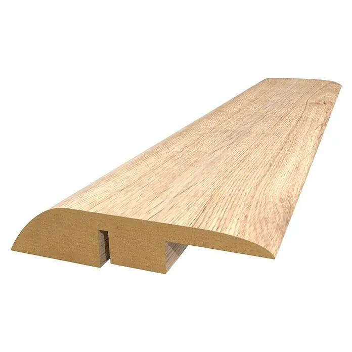 Junta de transición Roble Salvaje/Harlem - 2,44 m x 48 mm x 10 mm, Pegado - Foto de un perfil de transición de madera marrón claro con forma redondeada para conectar diferentes revestimientos de suelo.