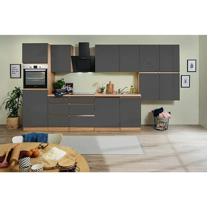 Respekta Premium Küchenleerblock LorenaBreite: 380 cm, Grau, Dekor Arbeitsplatte: Holzoptik, Hochglänzend, Ohne Elektrogeräte - Modernes Küchendesign mit grauen Schränken, Holzelementen und einer schwarzen Dunstabzugshaube, ergänzt durch eine stilvolle Dekoration.