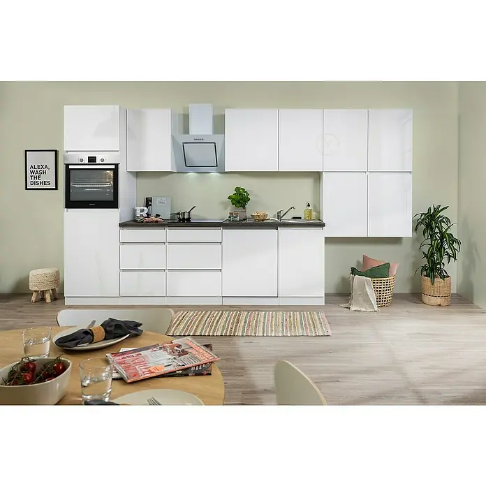Respekta Premium Küchenleerblock Lorena - Breite: 380 cm, Weiß, Hochglänzend, Dekor Arbeitsplatte: Steinoptik, Ohne Elektrogeräte - Helle Küche mit weißen Hochglanzfronten, ausgestattet mit modernen Geräten und einer stilvollen Arbeitsplatte. Gemütlicher Essbereich mit Holztisch und Dekorationen.