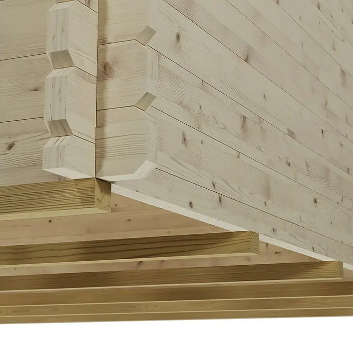 SKAN HOLZ Gartenhaus Stavanger 2 - Außenmaß inkl. Dachüberstand (B x T): 420 x 480 cm, Holz, Natur - Detailansicht einer Holzkonstruktion, die die Verbindung von Blockbohlen und einer darunterliegenden Balkenstruktur zeigt.