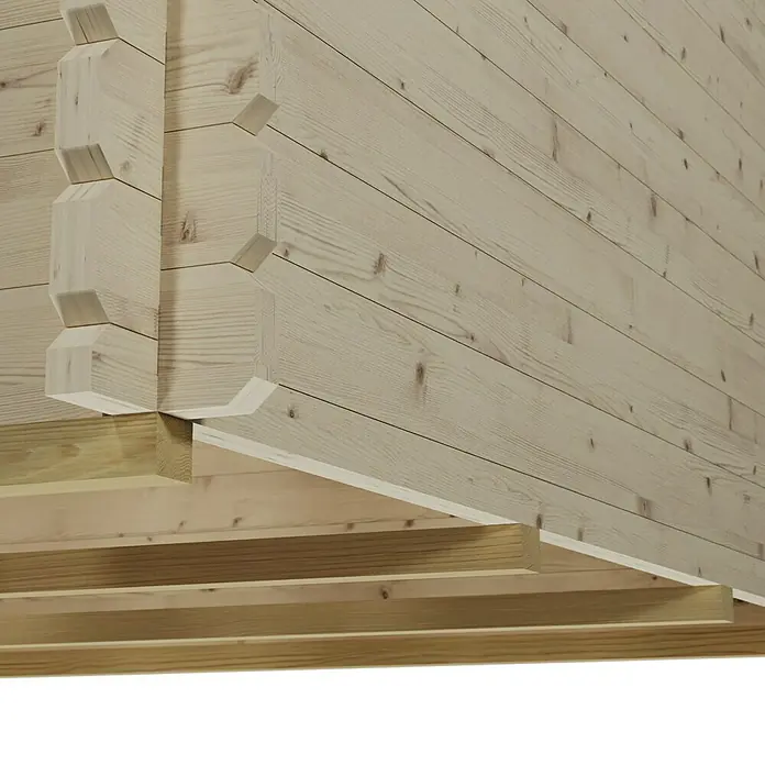 SKAN HOLZ Gartenhaus Langesund 1 - Außenmaß inkl. Dachüberstand (B x T): 380 x 350 cm, Holz, Natur - Ansicht eines Holzhauses mit hellen Holzplankenwänden und Balken, die die traditionelle Bauweise hervorheben. Die Konstruktion zeigt handwerkliches Können.