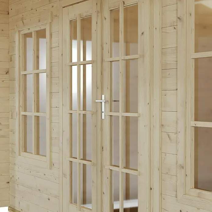 SKAN HOLZ Gartenhaus Luzern - Außenmaß inkl. Dachüberstand (B x T): 460 x 580 cm, Holz, Natur, 1 Lage Dachschalung - Nahaufnahme eines hellen Holzprodukts mit gläsernen Fenstern und einer Tür mit einem silbernen Griff. Natürliches Design für den Außenbereich.