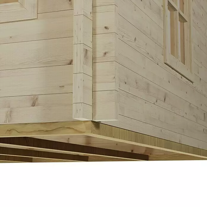 SKAN HOLZ Gartenhaus Luzern - Außenmaß inkl. Dachüberstand (B x T): 460 x 580 cm, Holz, Natur, 1 Lage Dachschalung - Nahaufnahme einer hellen Blockhauswand im Bau, die ineinandergreifende Stämme und einen Teil des Holzfundaments zeigt.