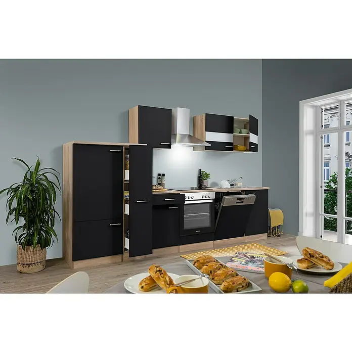 Respekta Küchenleerblock Merle - Breite: 310 cm, Schwarz, Ohne Elektrogeräte - Eine moderne Küche mit schwarzen Fronten und Holzakzenten, mit Geräten und einem Esstisch mit Gebäck.