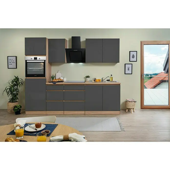 Respekta Premium Küchenleerblock LorenaBreite: 270 cm, Grau, Dekor Arbeitsplatte: Holzoptik, Hochglänzend, Ohne Elektrogeräte - Eine moderne Küche in Grau mit Holzakzenten, inklusive Ofen, Dunstabzugshaube und Esstisch mit Frühstücksgedecken im Vordergrund.