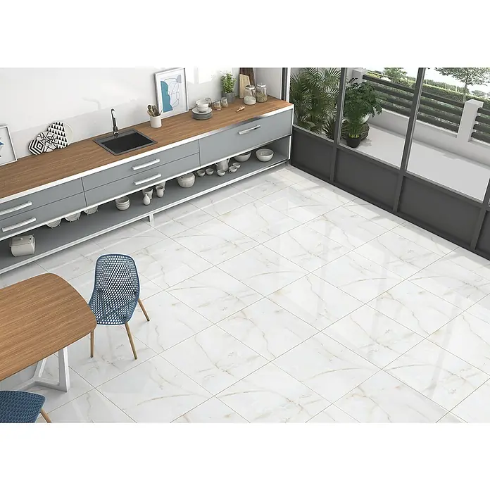 Feinsteinzeugfliese Onix Venetian - 60 x 60 cm, Weiß/Beige, Glänzend - Ein modernes Küchendesign mit glänzenden, quadratischen Bodenfliesen in Marmoroptik, die dem Raum Eleganz und Weite verleihen.