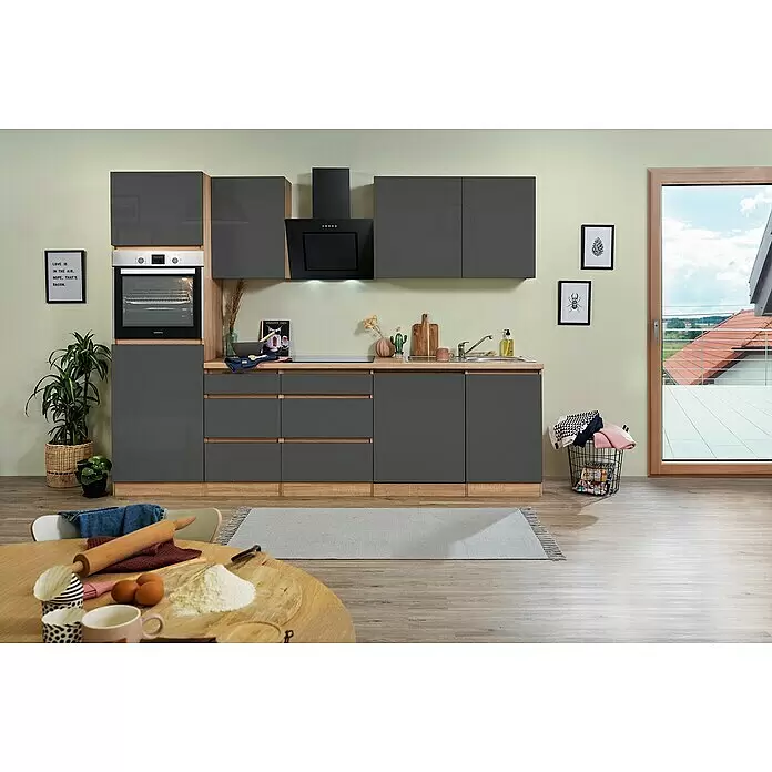 Respekta Premium Küchenleerblock Lorena - Breite: 280 cm, Grau, Dekor Arbeitsplatte: Holzoptik, Hochglänzend, Ohne Elektrogeräte - Moderne Küche mit dunkelgrauen Schränken, Holzdetails und integrierten Geräten in einem hellen Raum mit Fenster.