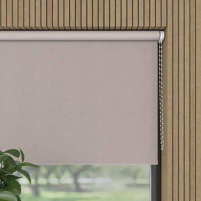 Verdunkelungsrollo Velvet - B x H: 60 x 190 cm, Kiesel - Ein Rollo in einem sanften Farbton hängt vor einem Fenster und bietet Privatsphäre und Lichtschutz für den Raum.