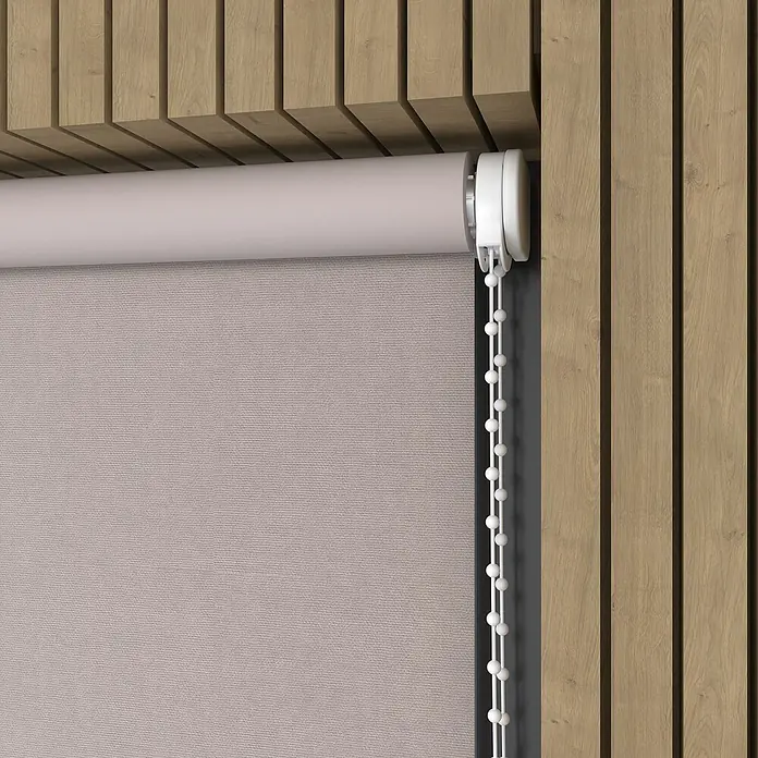 Verdunkelungsrollo Velvet - B x H: 60 x 190 cm, Kiesel - Nahaufnahme einer Rolljalousie mit weißer Zugschnur vor einer Holzwand, die das schlichte Design und die Funktionalität des Produkts hervorhebt.