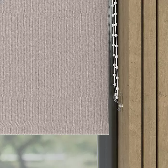 Verdunkelungsrollo Velvet - B x H: 60 x 190 cm, Kiesel - Heller beiger strukturierter Rolljalousie mit Perlenkette, der ein Fenster teilweise bedeckt.