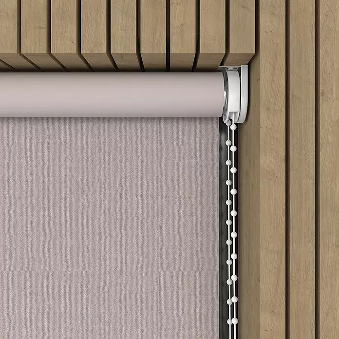 Verdunkelungsrollo Velvet - B x H: 60 x 190 cm, Kiesel - Heller beiger Rollostoff mit Struktur, weißem Mechanismus und Perlenkette, in einer Holzlamellenwand installiert.