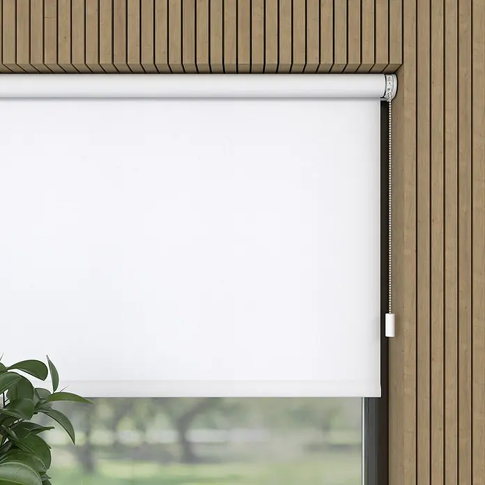 Rollo Elektrisch - B x H: 180 x 190 cm, Tageslichtdurchlässig, Weiß, Uni - Nahaufnahme eines weißen Rollos, das an einer Holzwand montiert ist, mit einer dezenten Aussicht nach draußen.