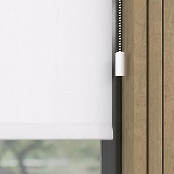 Rollo Elektrisch - B x H: 180 x 190 cm, Tageslichtdurchlässig, Weiß, Uni - Weißes Rollost mit Perlenkette, in einem Fenster neben Holzpaneelen installiert.