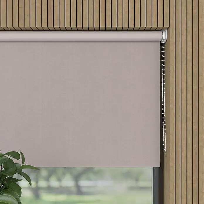 Verdunkelungsrollo Velvet - B x H: 60 x 190 cm, Kiesel - Ein Rollo in Beige hängt vor einem Fenster und bietet Privatsphäre und Sonnenschutz mit seiner schlichten Eleganz.