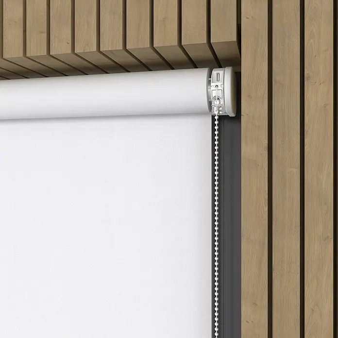 Rollo Elektrisch - B x H: 180 x 190 cm, Tageslichtdurchlässig, Weiß, Uni - Nahaufnahme eines weißen Rollos vor einer Holzwand. Das Rollo ist glatt und elegant, perfekt für moderne Wohnräume.