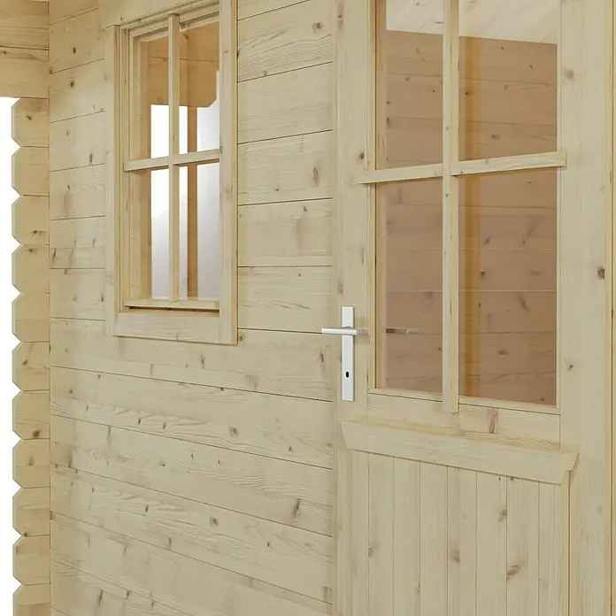 SKAN HOLZ Gartenhaus Como 2 - Außenmaß inkl. Dachüberstand (B x T): 340 x 350 cm, Holz, Natur - Nahaufnahme eines Holzhauses mit Fenster und Tür, die die natürliche Holzmaserung und die Konstruktionsdetails hervorheben.