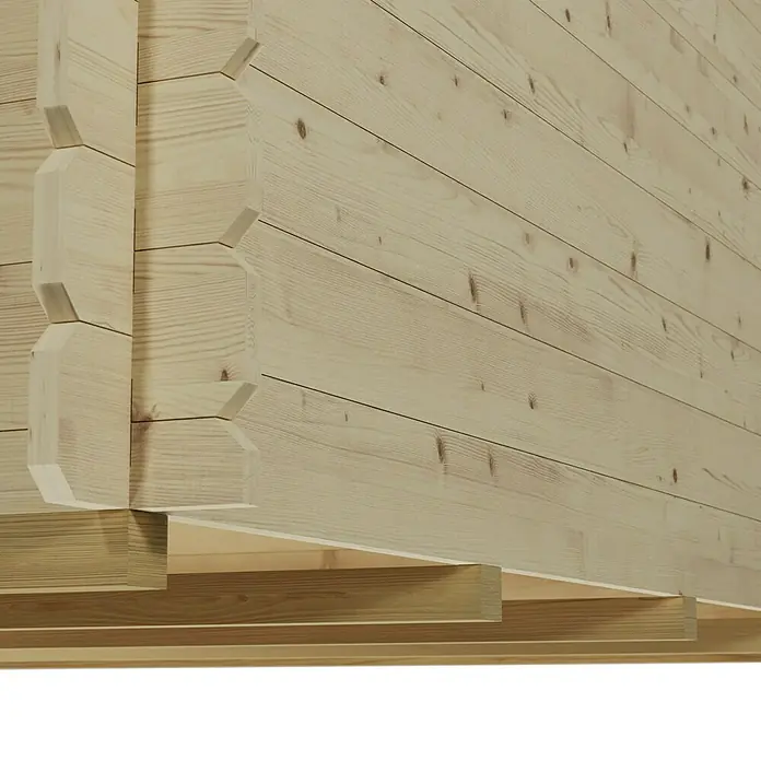 SKAN HOLZ Gartenhaus Como 3 - Außenmaß inkl. Dachüberstand (B x T): 340 x 400 cm, Holz, Natur - Detailansicht einer Blockhauswand mit Eckverbindungen und Brettern, die die natürliche Holzstruktur hervorheben.
