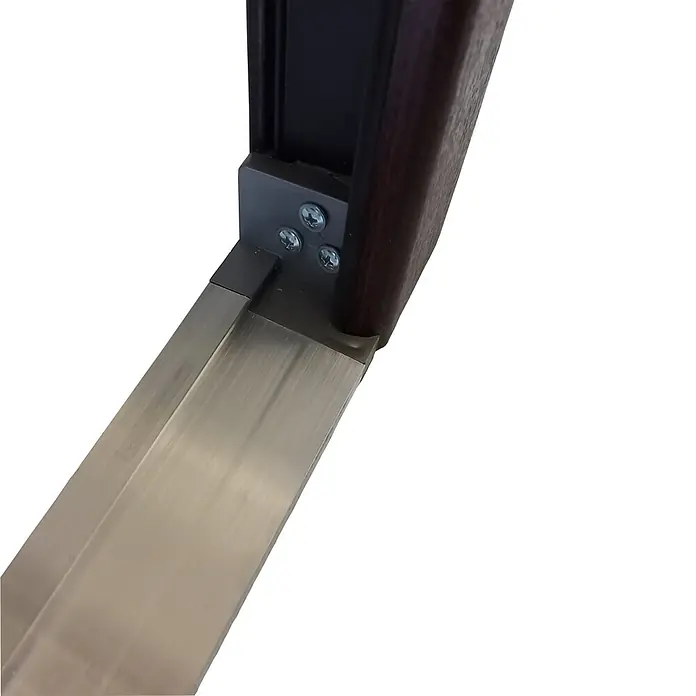 Panto Nebeneingangstür K 504 - 98 x 198 cm, DIN Anschlag: Links, Mahagoni - Detailaufnahme eines silbernen Aluminiumprofils, das mit Schrauben an einem dunklen Holzrahmen befestigt ist.