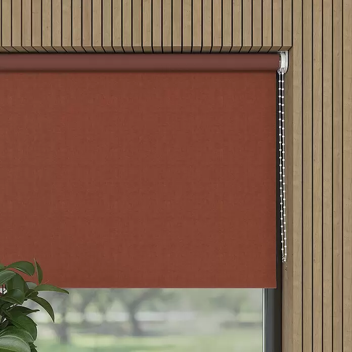 Verdunkelungsrollo Velvet - B x H: 90 x 190 cm, Terra - Terrakotta-Rolladen am Fenster mit einer Holzlamellenwand.