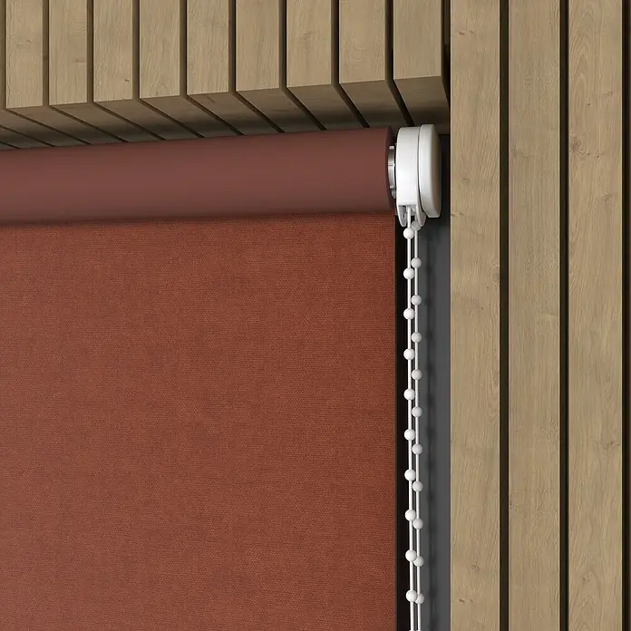 Verdunkelungsrollo Velvet - B x H: 90 x 190 cm, Terra - Ein braunes Rollo mit weißen Bedienelementen hängt vor einer Holzwand und sorgt für Privatsphäre und Lichtschutz im Raum.
