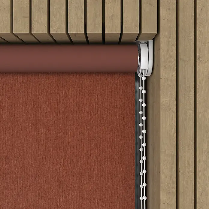 Verdunkelungsrollo Velvet - B x H: 90 x 190 cm, Terra - Eine detailaufnahme einer braunen Fensterrollos, die an einer Holzwand montiert ist, und die Zugschnur.