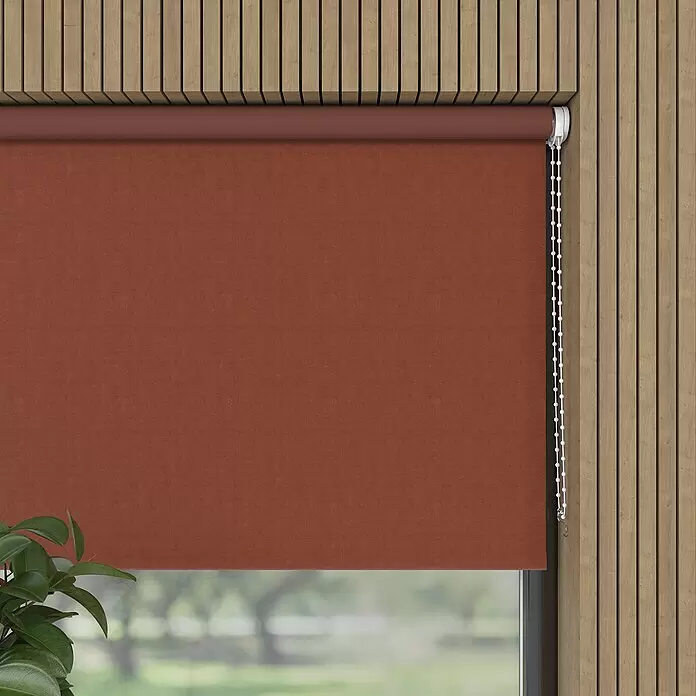 Verdunkelungsrollo Velvet - B x H: 90 x 190 cm, Terra - Terrakottafarbenes Stoffrollo an Holzlamellenwand, mit weißer Zugschnur.