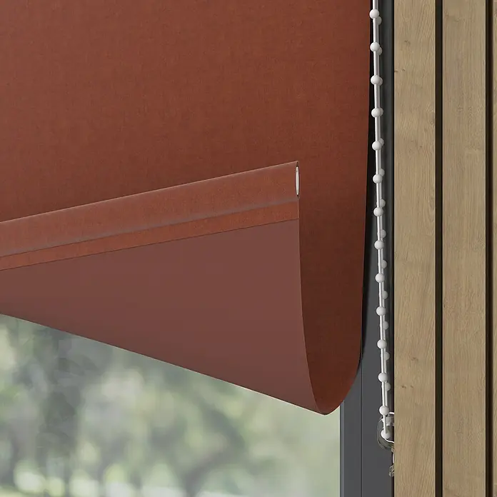 Verdunkelungsrollo Velvet - B x H: 90 x 190 cm, Terra - Nahaufnahme einer braunen Rollladenjalousie mit weißem Perlenzug und Holzrahmen am Fenster.