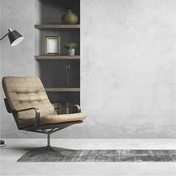 Fleur Kit Microcemento - Greige, 2 kg - Elegante salón con sillón de cuero beige, lámpara de pie y estantería decorativa. Mobiliario ideal para un ambiente con estilo.