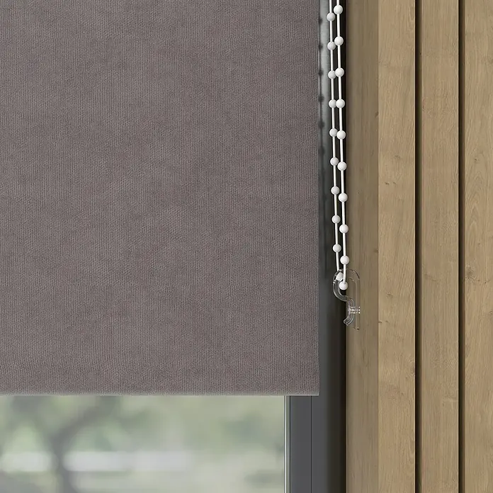 Verdunkelungsrollo Velvet - B x H: 80 x 190 cm, Taupe - Graue Rollladen vor einem Fenster, mit einer weißen Kugelkette zum Anheben und Absenken. Sorgt für Privatsphäre und verdunkelt den Raum.