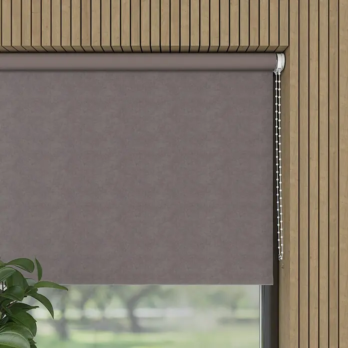 Verdunkelungsrollo Velvet - B x H: 80 x 190 cm, Taupe - Graue Rollo mit Kettenzug vor einem Fenster, das Tageslicht hereinlässt, kombiniert Funktionalität mit Ästhetik.