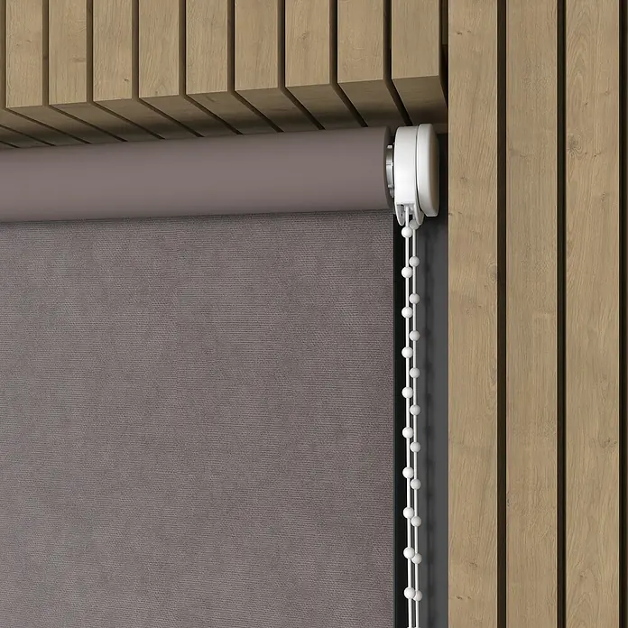 Verdunkelungsrollo Velvet - B x H: 80 x 190 cm, Taupe - Nahaufnahme eines modernen Rollos in Grau mit weißer Zugschnur, montiert an einer Holzpaneeldecke.